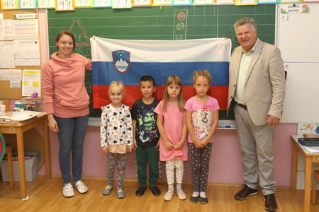 Unec Prevzem knjig Občine Cerknica in zastave za prvošolčke 02  Foto Ljubo Vukelič